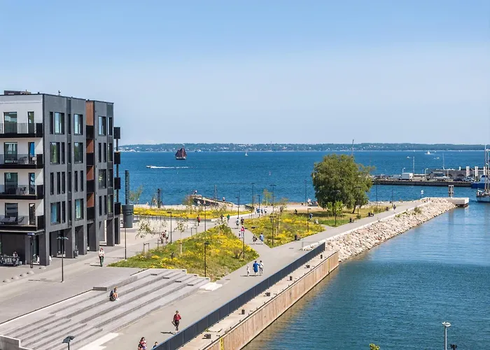 Stylish Waterfront With Lounge Terrace & Sauna